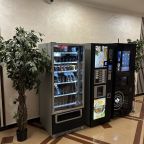 В лобби отеля круглосуточно работает автомат с закусками.
