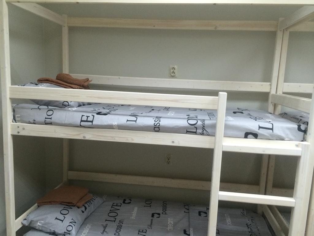 Номер (Спальное место на двухъярусной кровати в общем 8-местном номере для мужчин и женщин) хостела Лапин Веста, Сочи