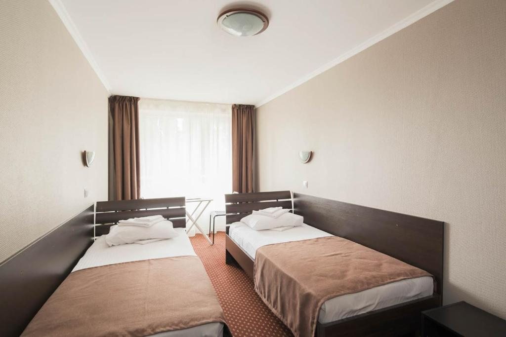 Двухместный (Двухместный номер с 2 отдельными кроватями и общей ванной комнатой на этаже без балкона) отеля Сочи на Курортном проспекте