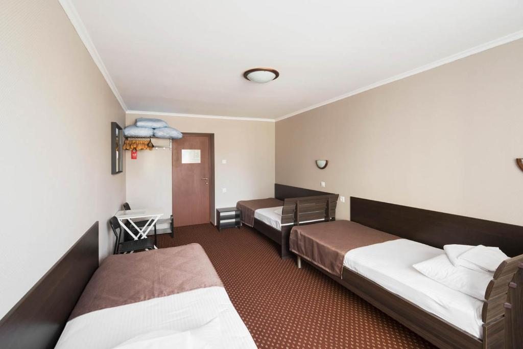Трехместный (Трехместный номер с 3 отдельными кроватями и общей ванной комнатой на этаже без балкона) отеля Сочи на Курортном проспекте