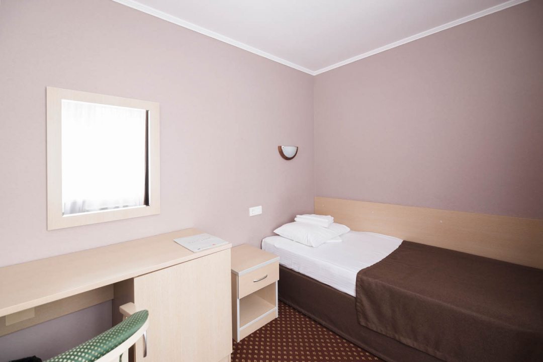 Одноместный (Одноместный номер с общей ванной комнатой на этаже и балконом) отеля Сочи на Курортном проспекте