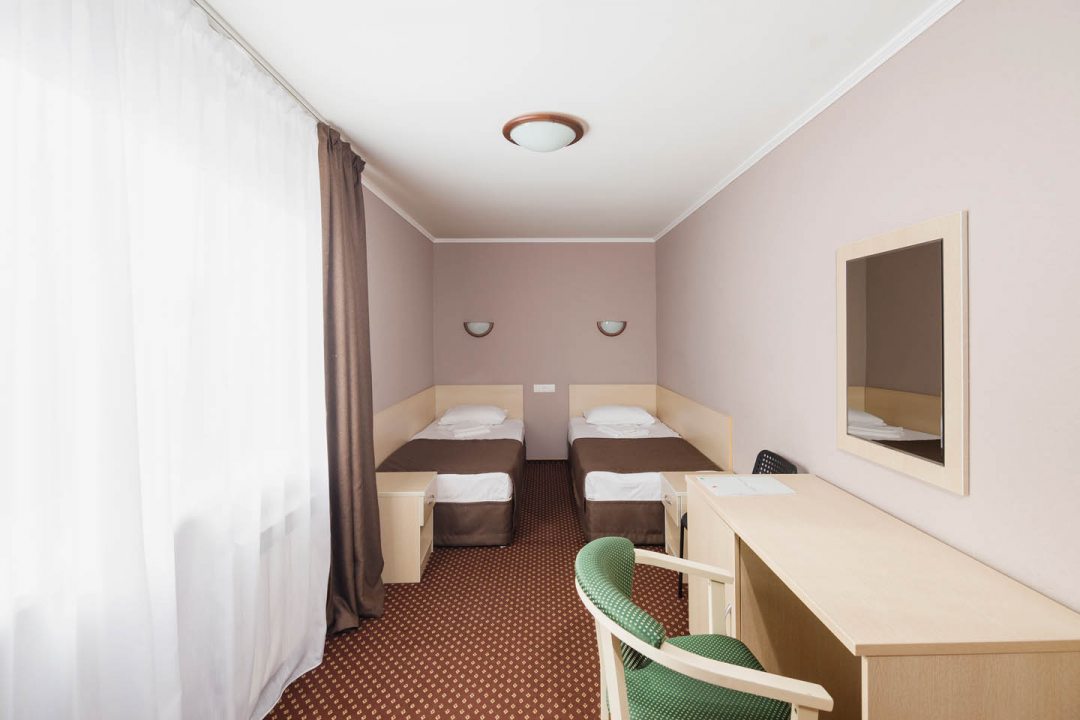 Двухместный (Двухместный номер с 2 отдельными кроватями и общей ванной комнатой на этаже и балконом) отеля Сочи на Курортном проспекте