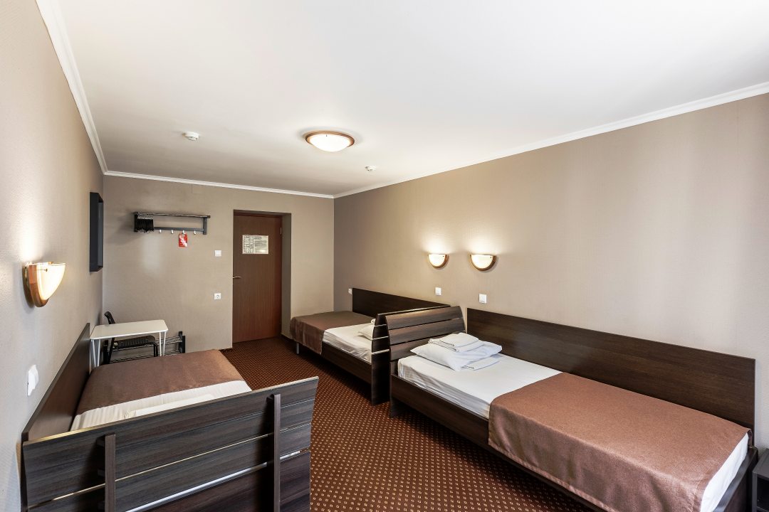 Трёхместный и более (Трехместный номер с 3 отдельными кроватями и общей ванной комнатой на этаже и балконом) отеля Сочи на Курортном проспекте
