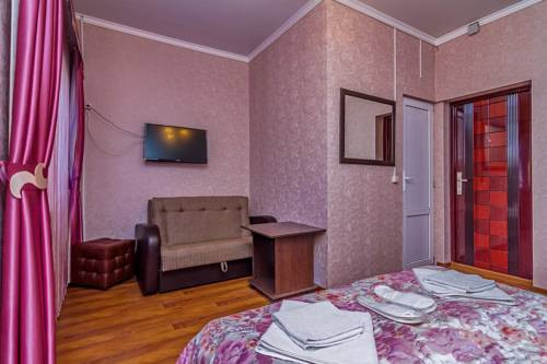 Двухместный (Двухместный номер «Комфорт» с 1 кроватью и французским балконом) гостевого дома Кавказ, Ольгинка