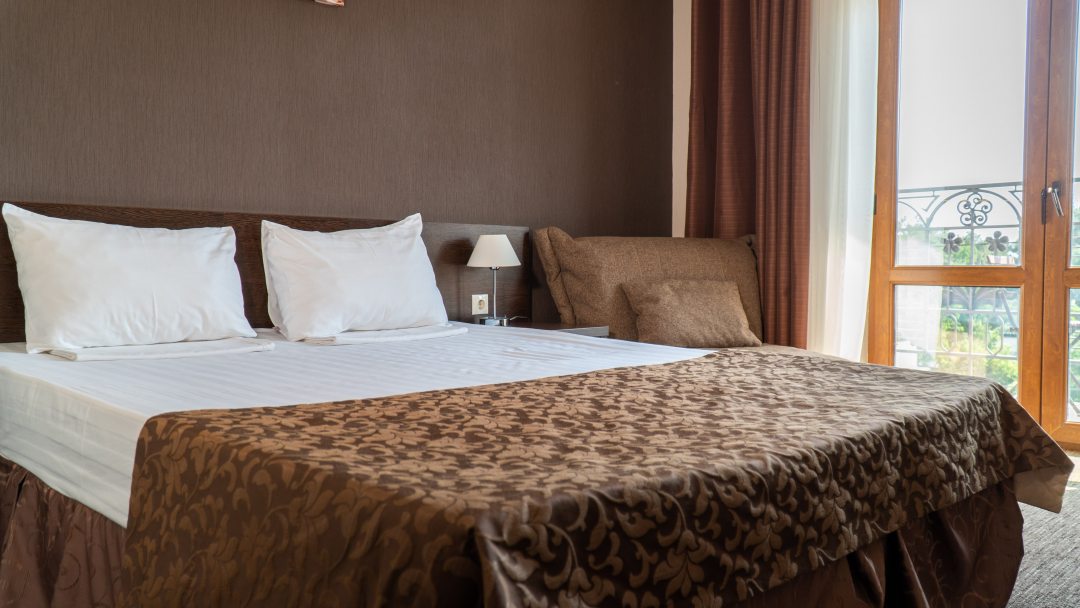 Двухместный (Стандартный двухместный номер с 1 кроватью или 2 отдельными кроватями и балконом) мини-отеля Вилла Лагуна, Геленджик