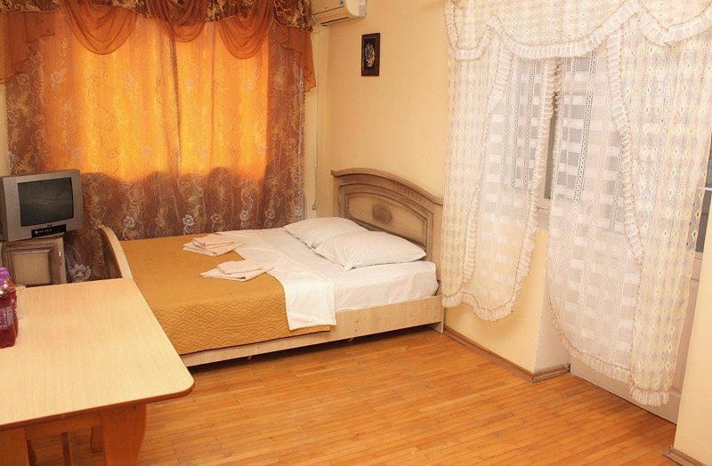 Семейный (2-комнатный с двуспальной и двумя односпальными кроватями) гостевого дома Максим на Старшинова, Геленджик