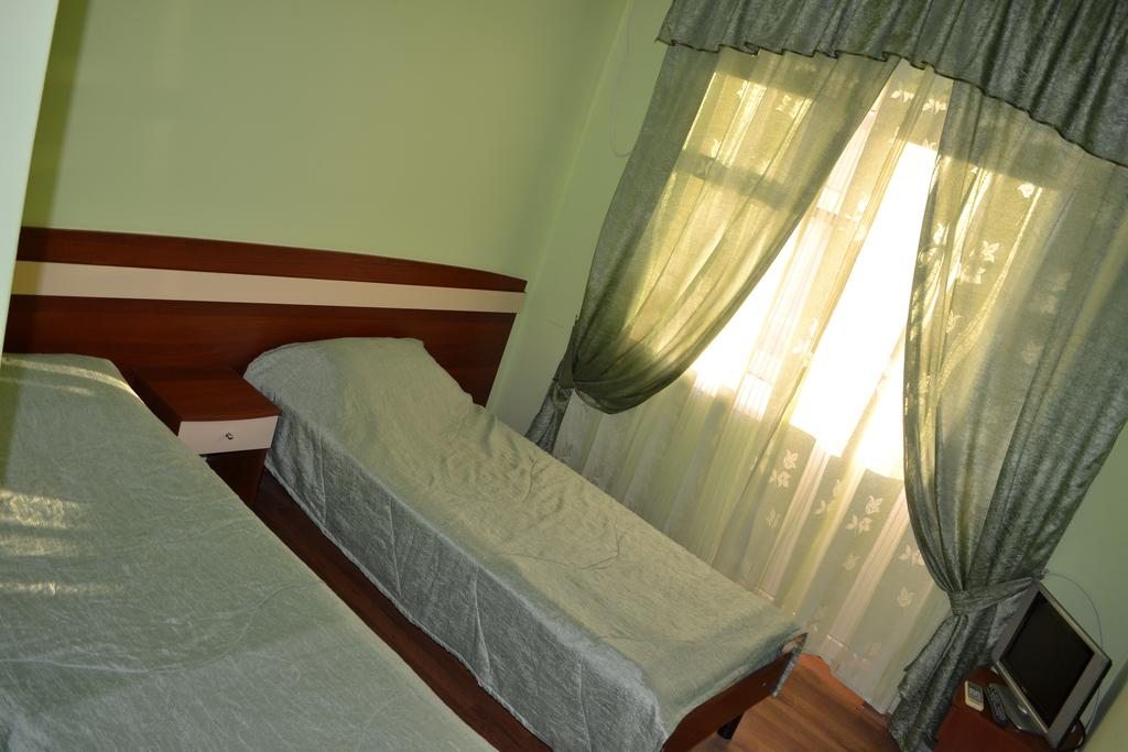 Двухместный (Стандартный двухместный номер с 2 отдельными кроватями) гостевого дома Изумруд, Джубга