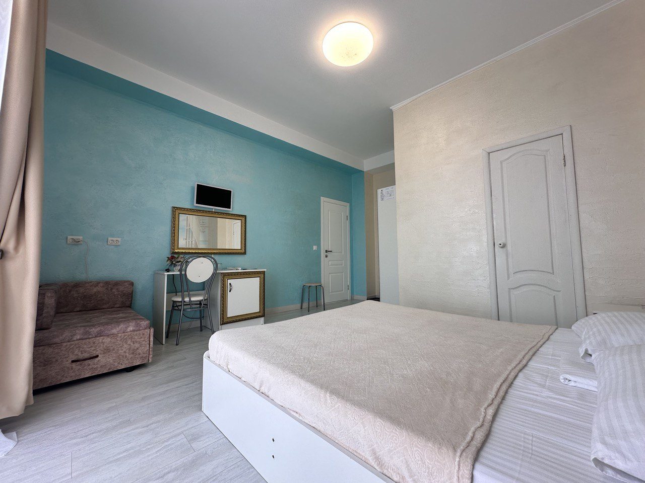 Двухместный (Комфорт ПЛЮС с балконом), Гостевой дом Волна