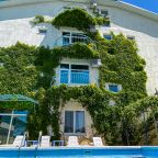 Вид на балкона со стороны бассейна