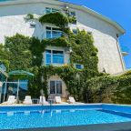 Бассейн с подогревом, Гостевой дом Волна