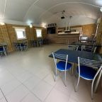 Столовая и место для просмотра кино и игр