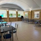 Столовая и место для просмотра кино и игр