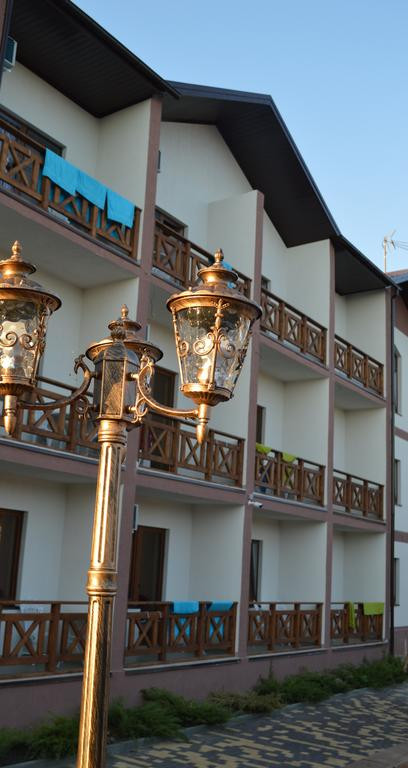 Фасад отеля «Золотой берег», Анапа. Гостиница Золотой берег