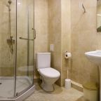 Ванная комната в номере отеля «Золотой берег», Анапа