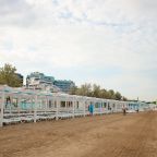 Благоустроенный пляж с шезлонгами