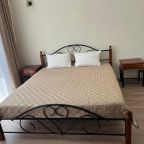 Две спальни с большими кроватями 180*200 балконом,санузлами