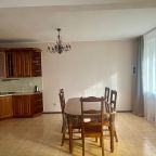 Большой кухонный угол с бытовой техникой