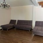 Гостинная на 1 этаже со спальными местами