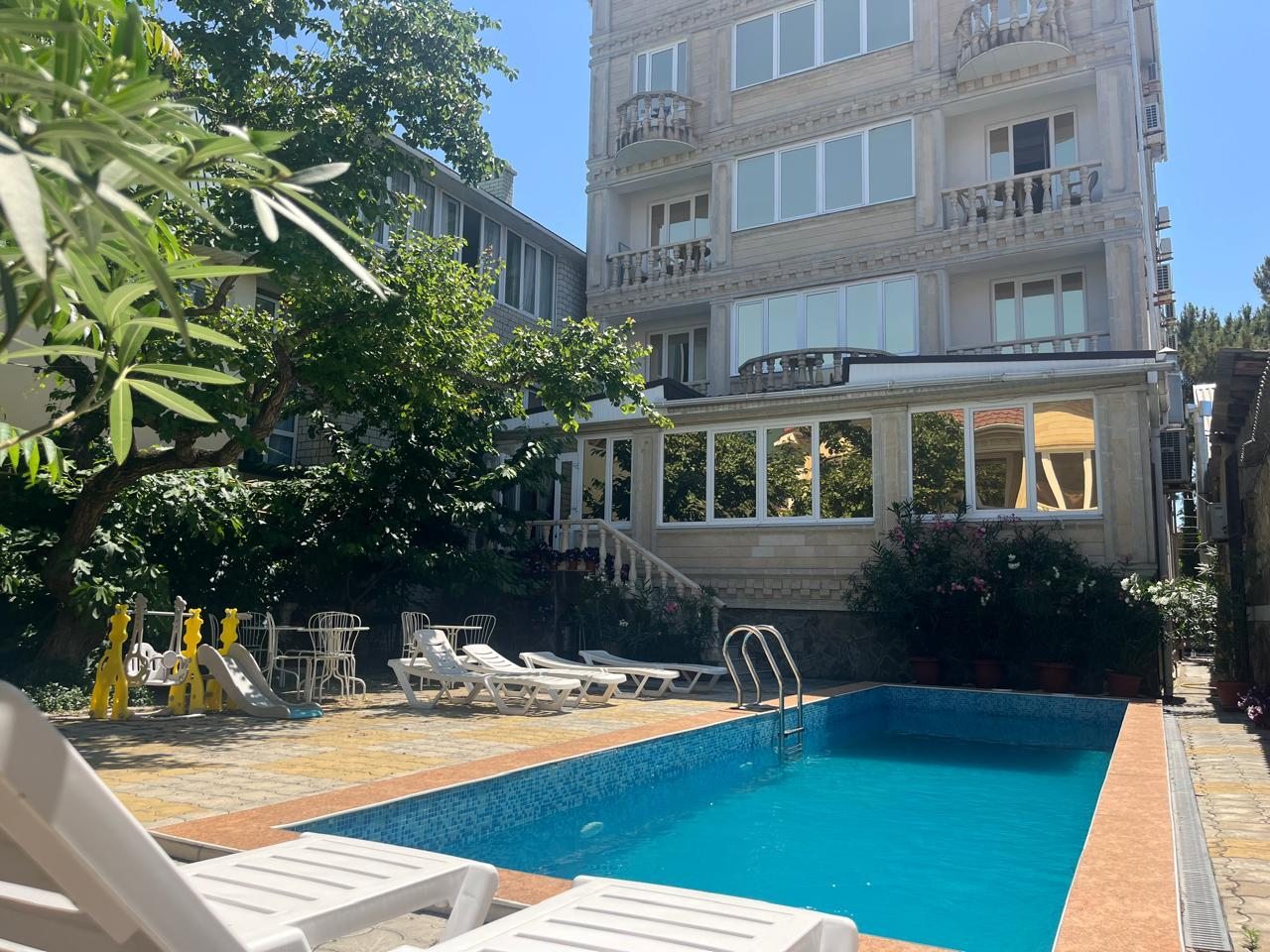 Подогреваемый бассейн в закрытой территории.