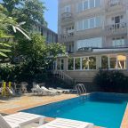 Подогреваемый бассейн в закрытой территории.