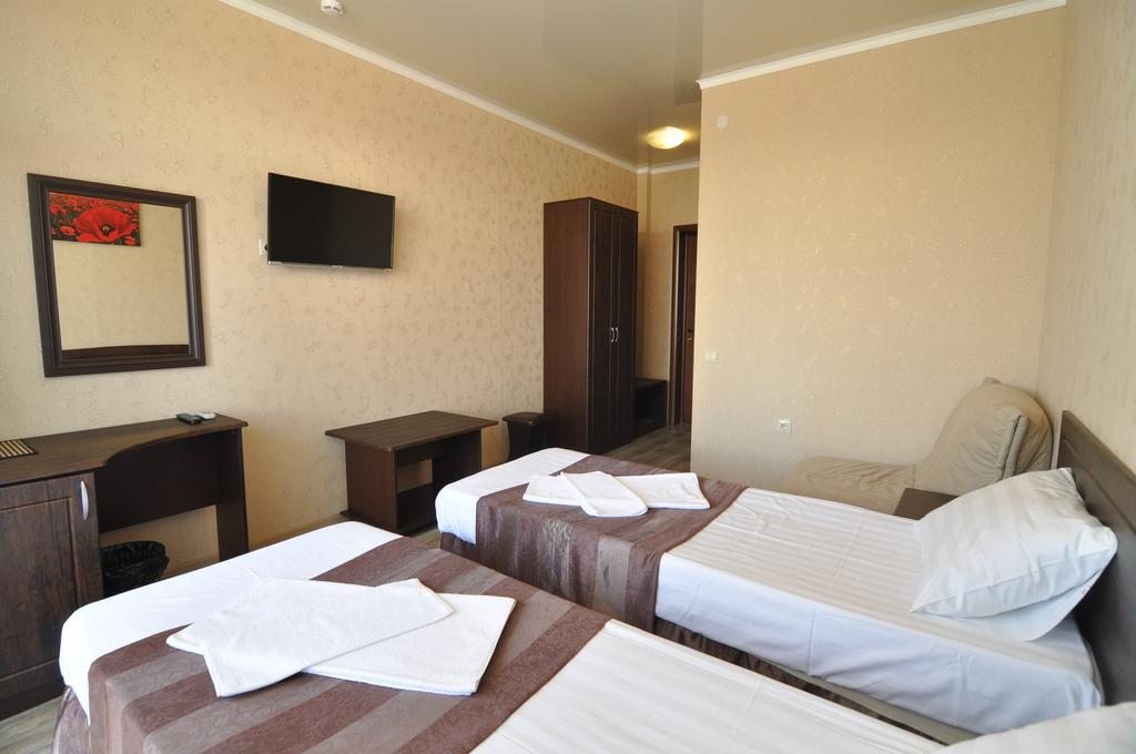 Двухместный (Двухместный номер с 2 отдельными кроватями и дополнительной кроватью) гостевого дома Валекс, Анапа