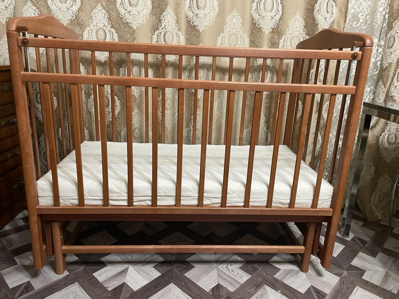 Детская кроватка, Отель Каравелла