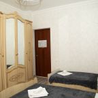 Трехместный (Номер "СТАНДАРТ" с двуспальной кроватью и балконом), Гостевой дом Алиса