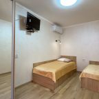 в номере: холодильник, телевизор, кондиционер, душ и туалет