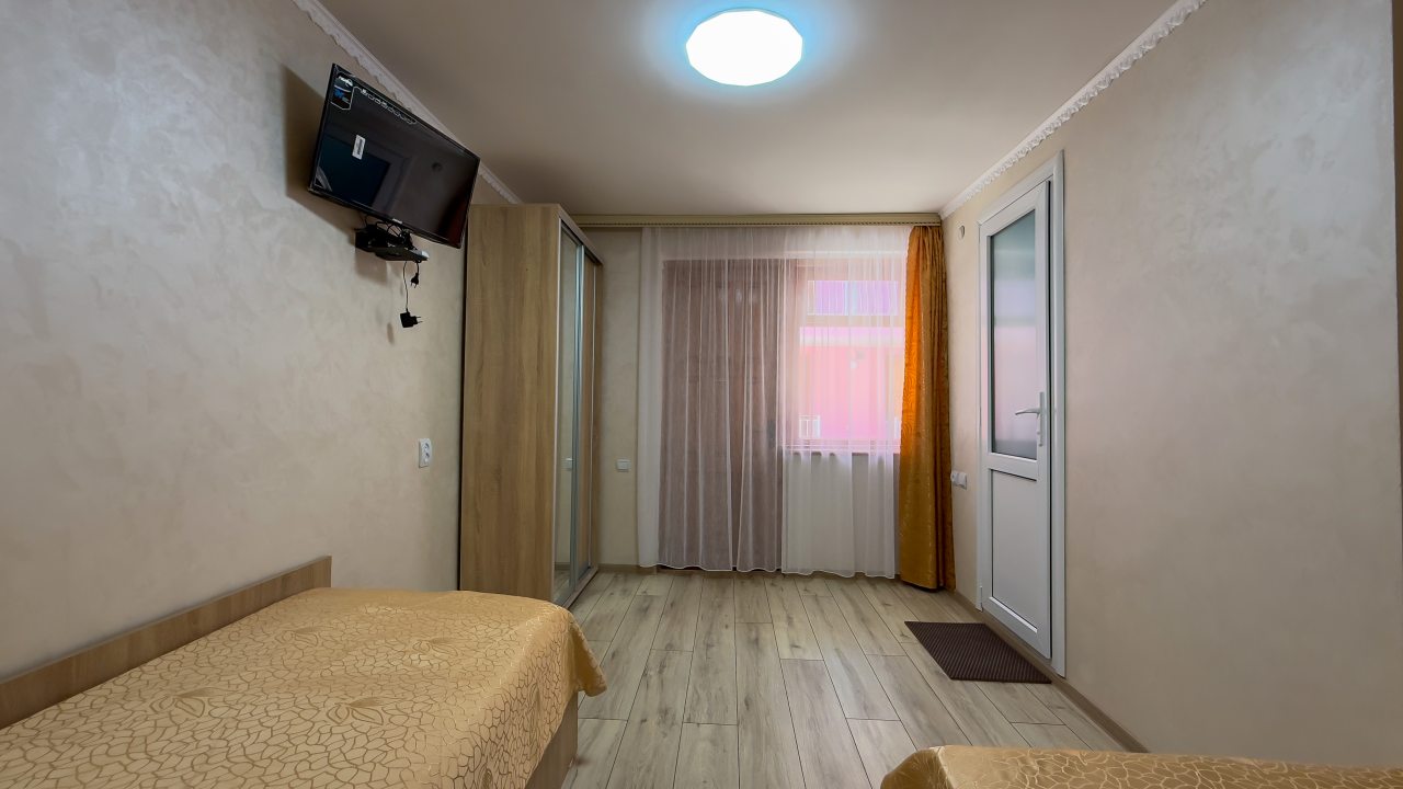 в номере: холодильник, телевизор, кондиционер, душ и туалет