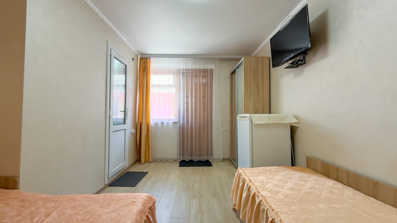 в номере: холодильник, телевизор, кондиционер, душ и туалет