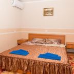 в номере: холодильник, телевизор, кондиционер, душ и туалет