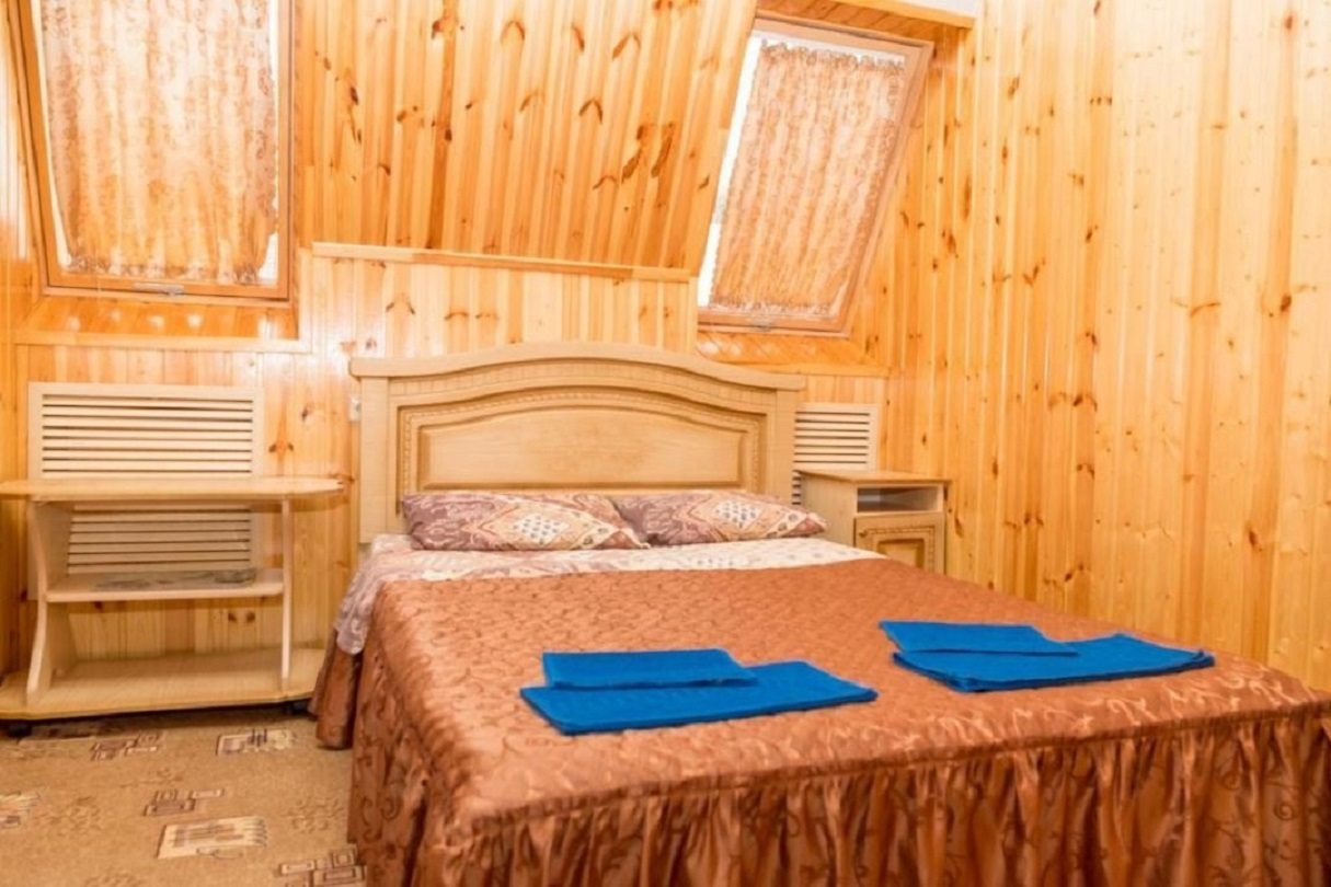 в номере: холодильник, телевизор, кондиционер, душ и туалет