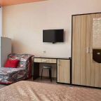 в номере: холодильник, телевизор, кондиционер, душ и туалет