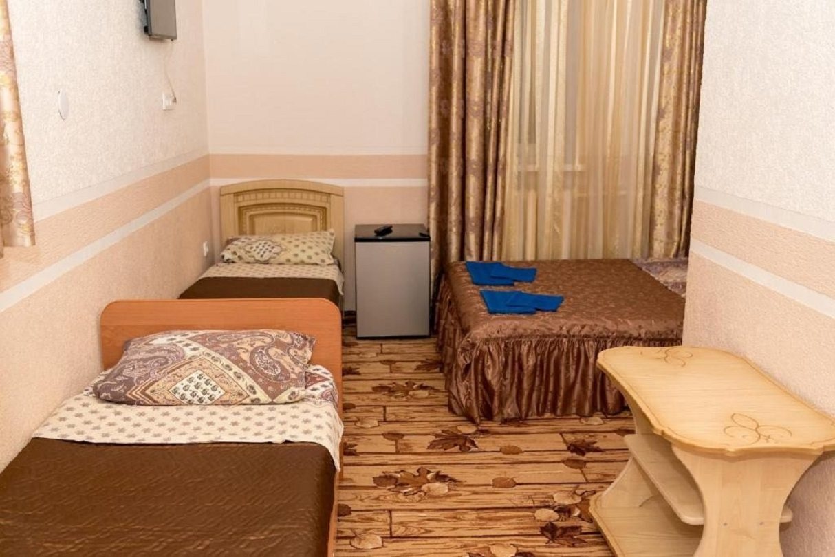 в номере: холодильник, телевизор, кондиционер, душ и туалет