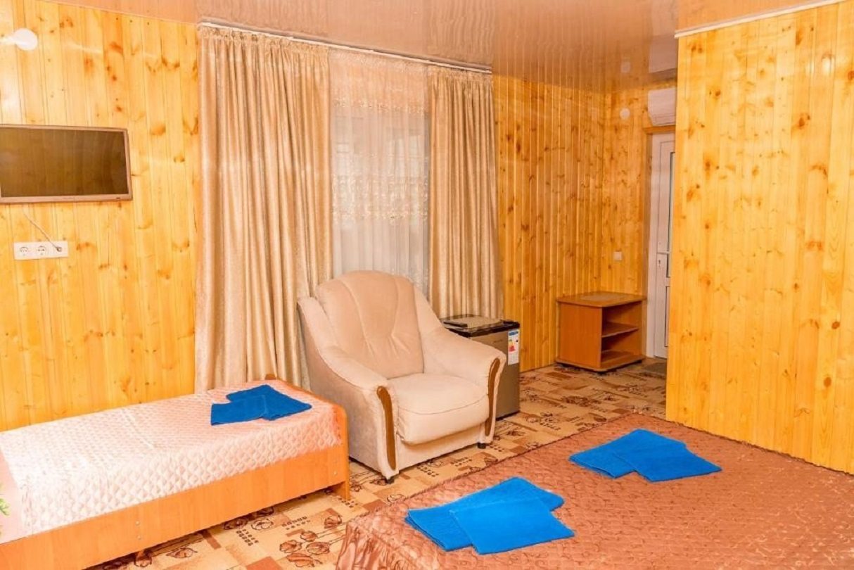 в номере: холодильник, телевизор, кондиционер, душ и туалет