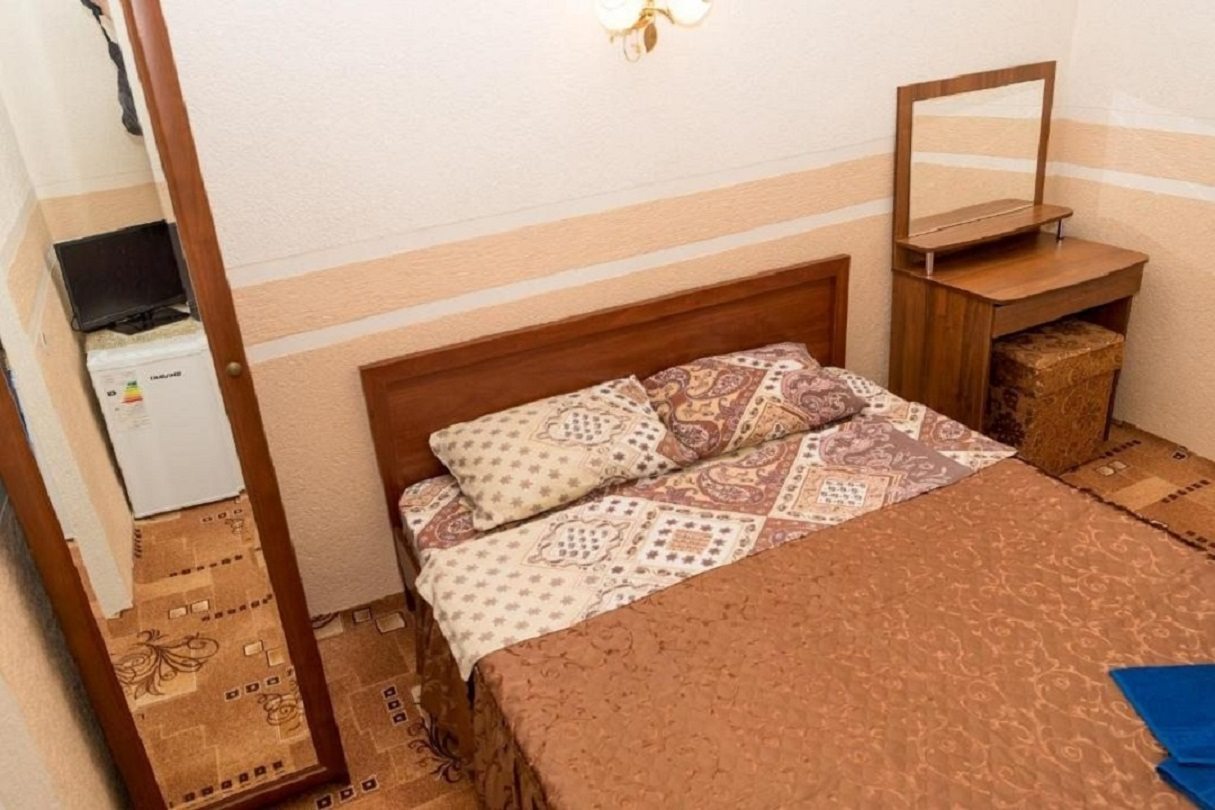 в номере: холодильник, телевизор, кондиционер, душ и туалет