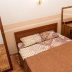 в номере: холодильник, телевизор, кондиционер, душ и туалет