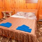 в номере: холодильник, телевизор, кондиционер, душ и туалет