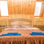 в номере: холодильник, телевизор, кондиционер, душ и туалет