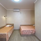 в номере: холодильник, телевизор, кондиционер, душ и туалет