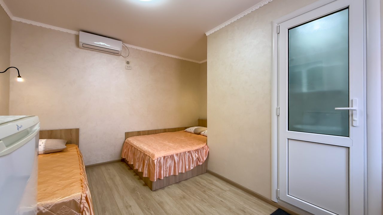 в номере: холодильник, телевизор, кондиционер, душ и туалет