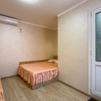 в номере: холодильник, телевизор, кондиционер, душ и туалет