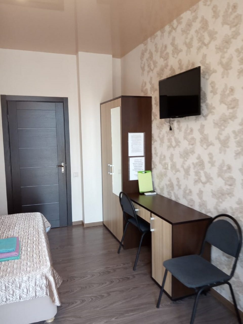 в номере: холодильник, телевизор, кондиционер, душ и туалет