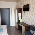 в номере: холодильник, телевизор, кондиционер, душ и туалет