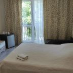 в номере: холодильник, телевизор, кондиционер, душ и туалет