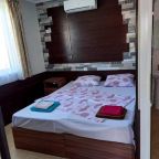 в номере: холодильник, телевизор, кондиционер, душ и туалет