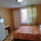 в номере: холодильник, телевизор, кондиционер, душ и туалет