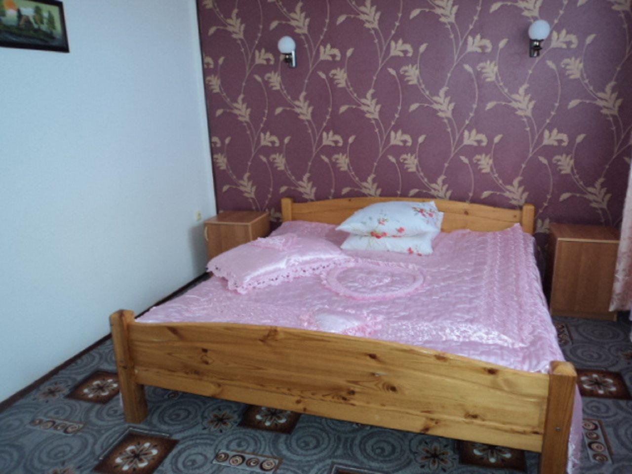 в номере: холодильник, телевизор, кондиционер, душ и туалет