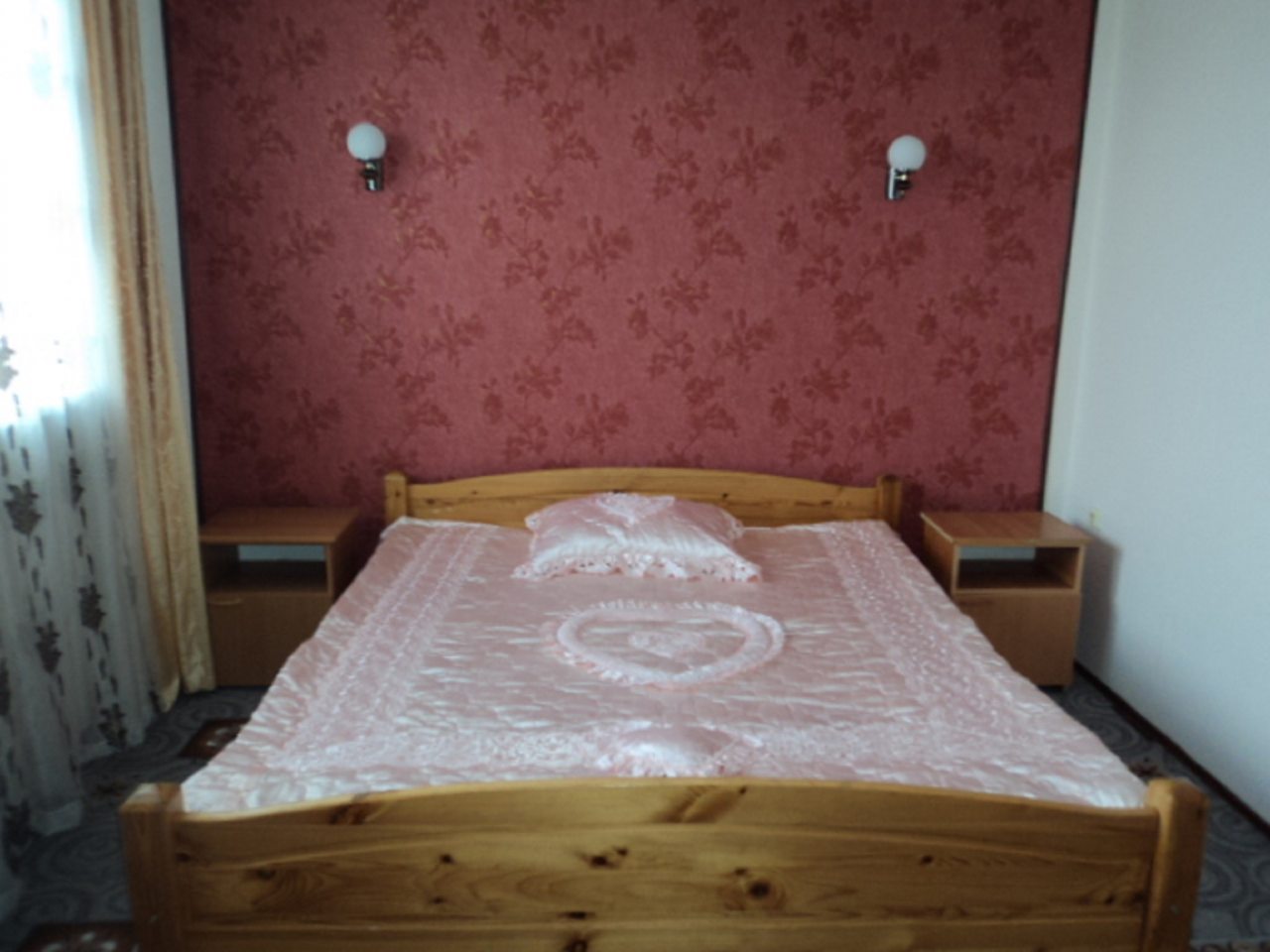 в номере: холодильник, телевизор, кондиционер, душ и туалет