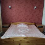 в номере: холодильник, телевизор, кондиционер, душ и туалет